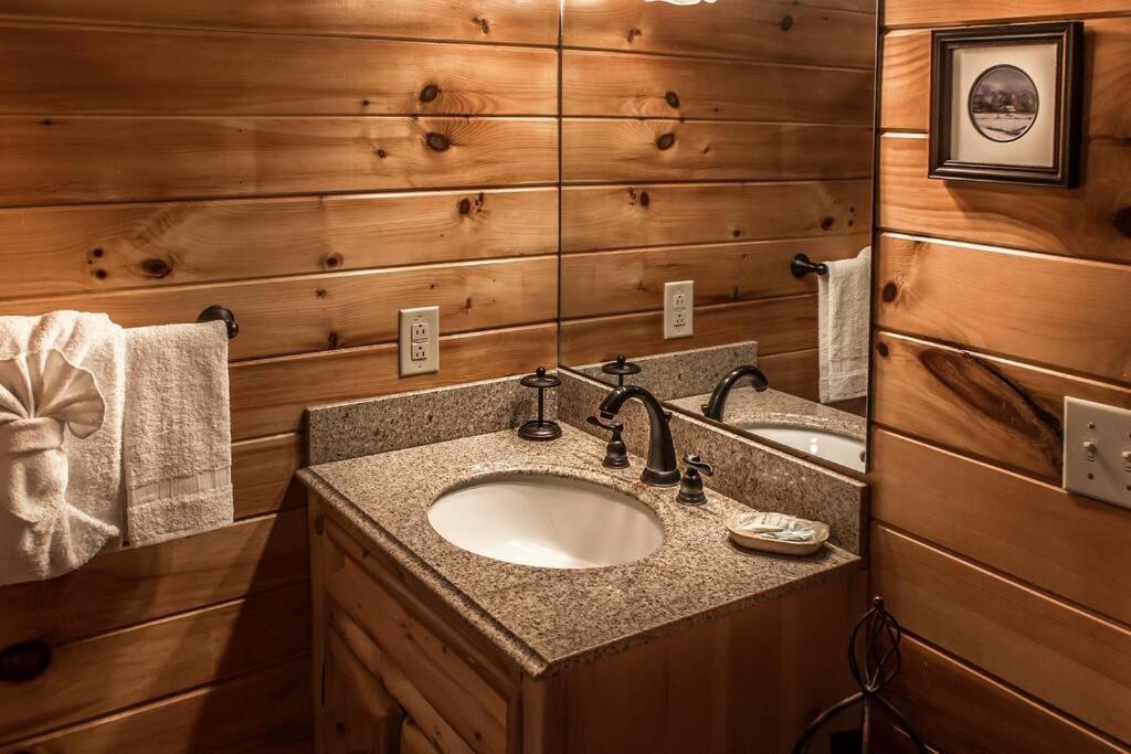 Holly Tree Hideaway - Semi Secluded Mtn Setting Villa Sevierville Exteriör bild